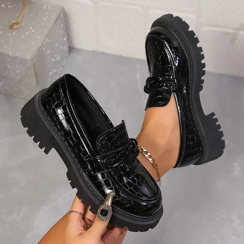 Loafers à plateforme avec accents en chaîne Lucyever pour femmes grande taille 42 Chaussures à enfiler en cuir verni Femme Confort Bout rond Chaussures preppy