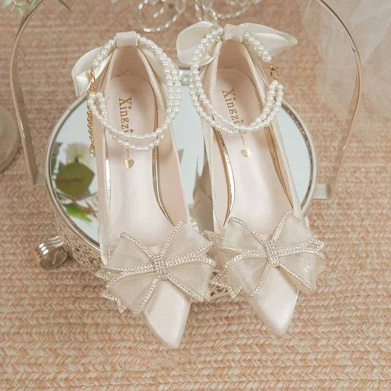Chaussures de mariée 2024, nouvelles escarpins à talons hauts et fleurs pour femmes, élégantes, à brides en perles, chaussures de soirée de mariage, en soie, à bout pointu