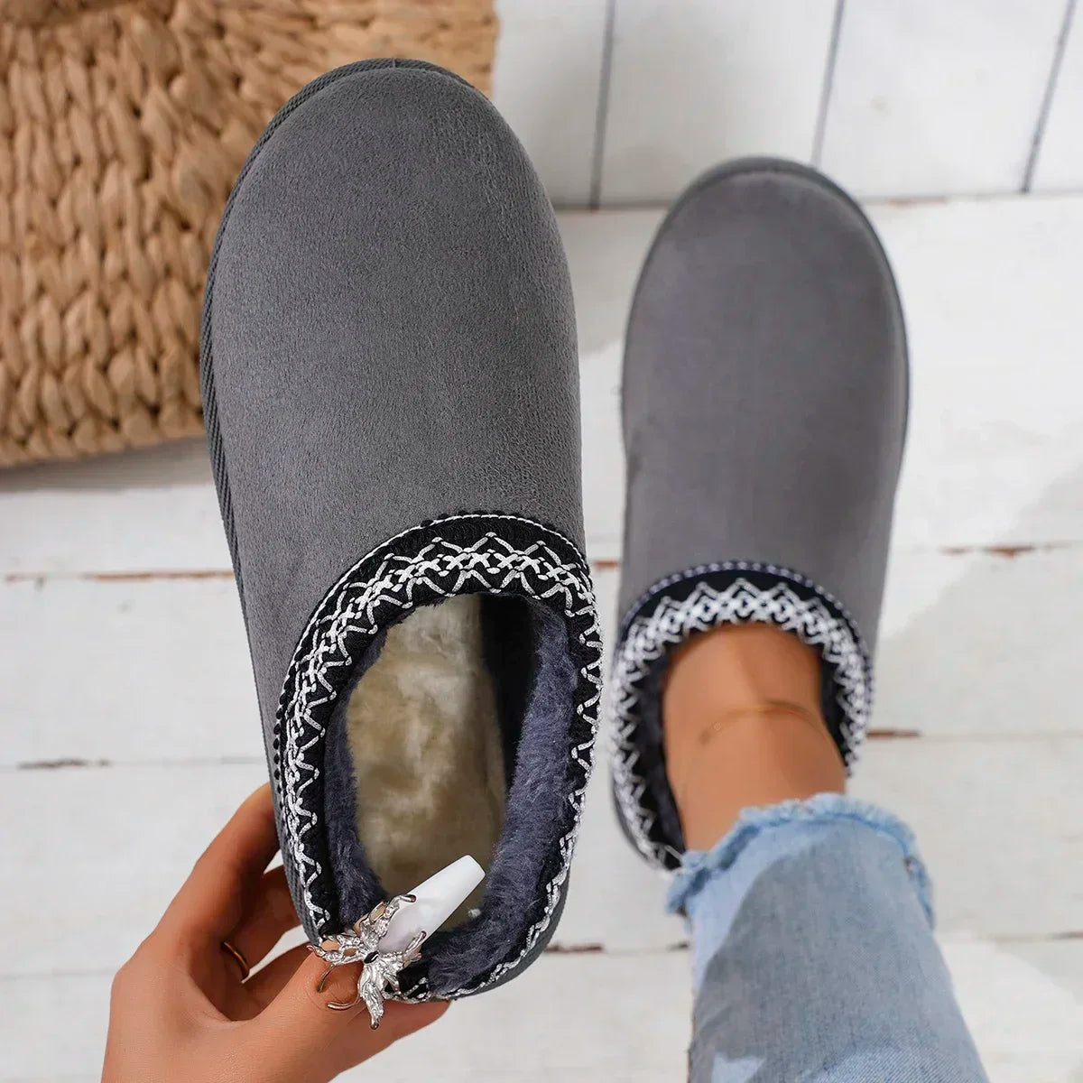 Bottes de neige 2024 pour femmes, chaudes, en cachemire, semelles épaisses, sans talon, demi-pantoufles, chaussures en coton, bottes chaudes en cachemire