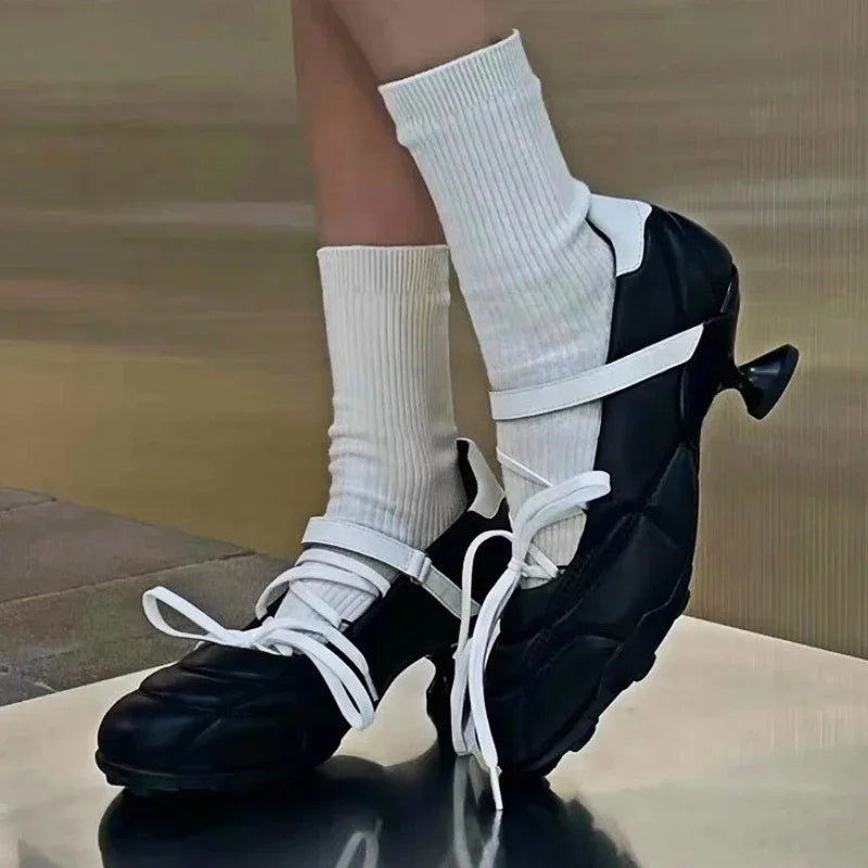 Ballerines à talons de créateur pour femmes, bout rond, lacets croisés, chaussures étranges, style sportif, chaussures à talons bas argentées