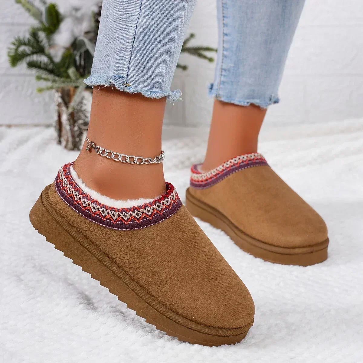 Bottes de neige 2024 pour femmes, chaudes, en cachemire, semelles épaisses, sans talon, demi-pantoufles, chaussures en coton, bottes chaudes en cachemire