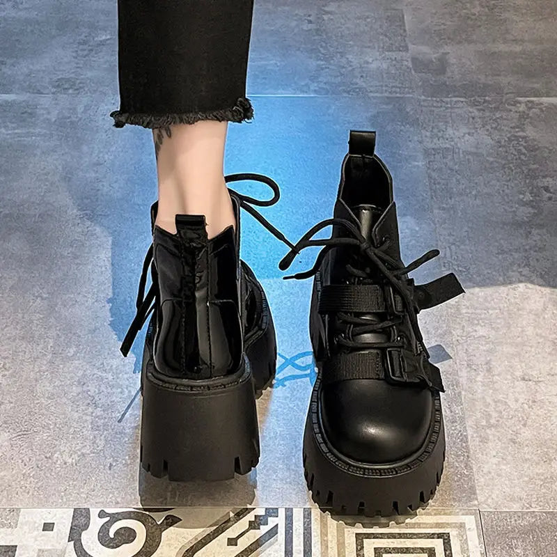 Bottes de moto tendance pour femmes, automne et hiver 2023, nouvelles bottes courtes polyvalentes à semelle épaisse et design tendance