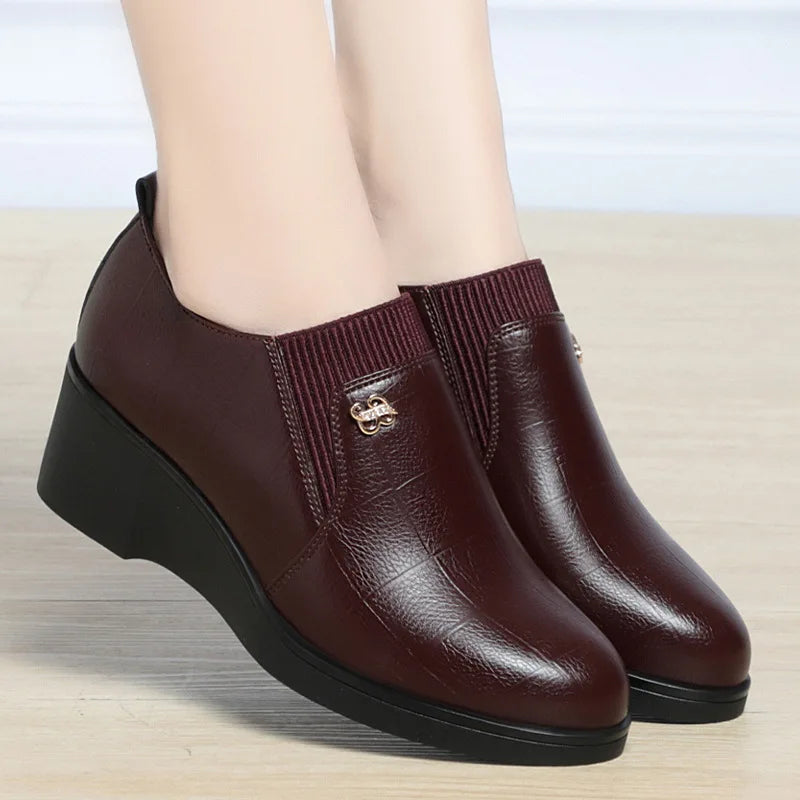 Trendige Lederschuhe mit Keilabsatz für Damen 2024 Neues Design mit weicher Sohle Vielseitige und bequeme einfarbige Freizeitschuhe für Damen