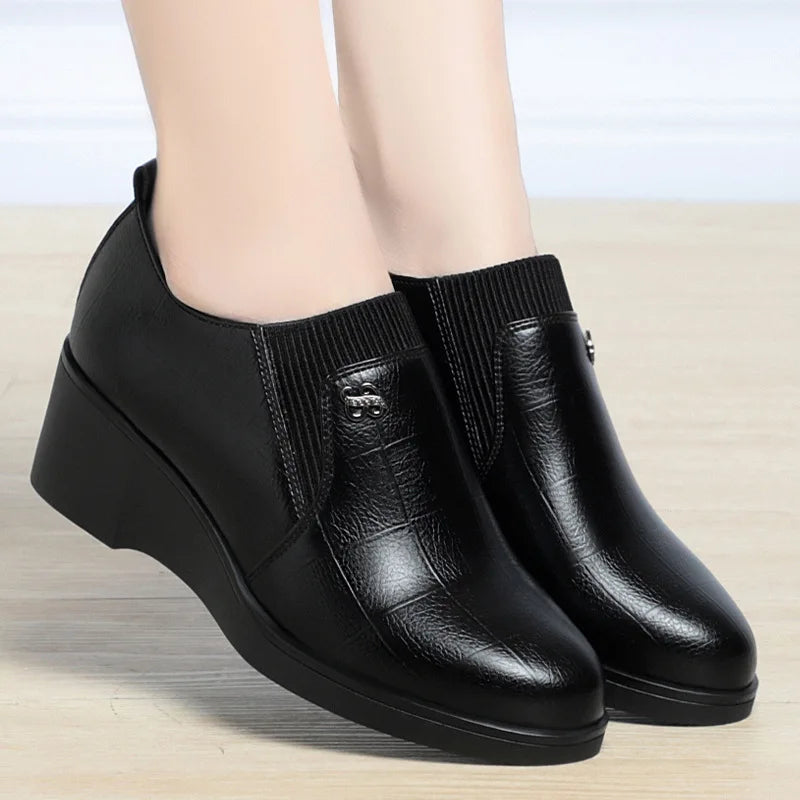 Trendige Lederschuhe mit Keilabsatz für Damen 2024 Neues Design mit weicher Sohle Vielseitige und bequeme einfarbige Freizeitschuhe für Damen