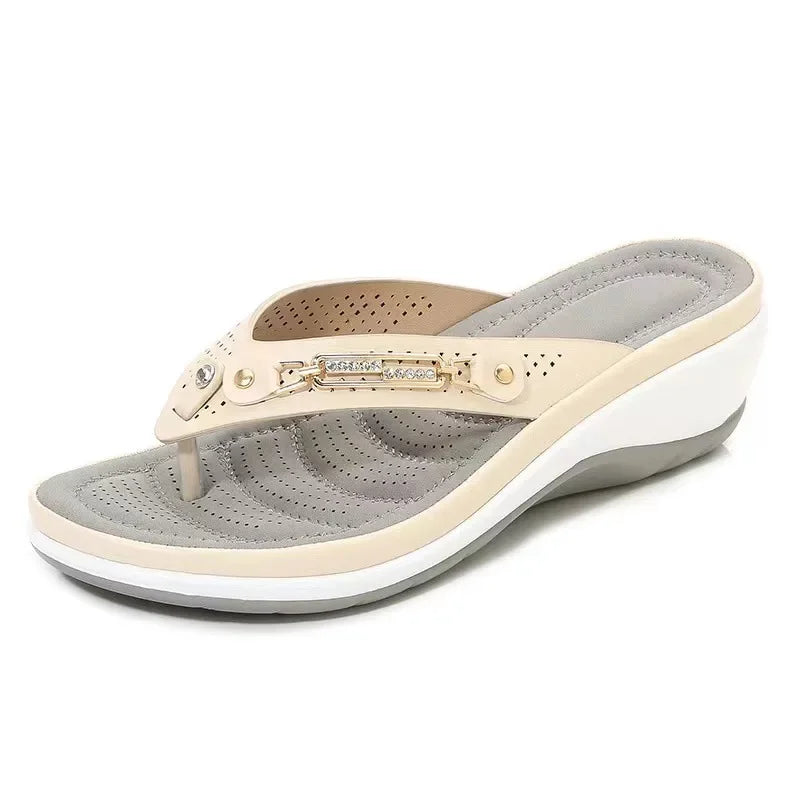 Pantoufles d'été pour femmes, nouvelle mode, boutons métalliques, chaussures compensées, sandales de plage, plateforme extérieure, tongs de loisirs, 2024