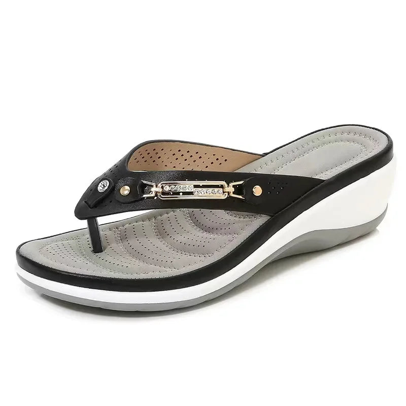 Pantoufles d'été pour femmes, nouvelle mode, boutons métalliques, chaussures compensées, sandales de plage, plateforme extérieure, tongs de loisirs, 2024