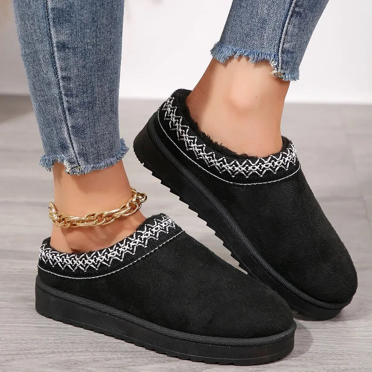 Bottes de neige 2024 pour femmes, chaudes, en cachemire, semelles épaisses, sans talon, demi-pantoufles, chaussures en coton, bottes chaudes en cachemire