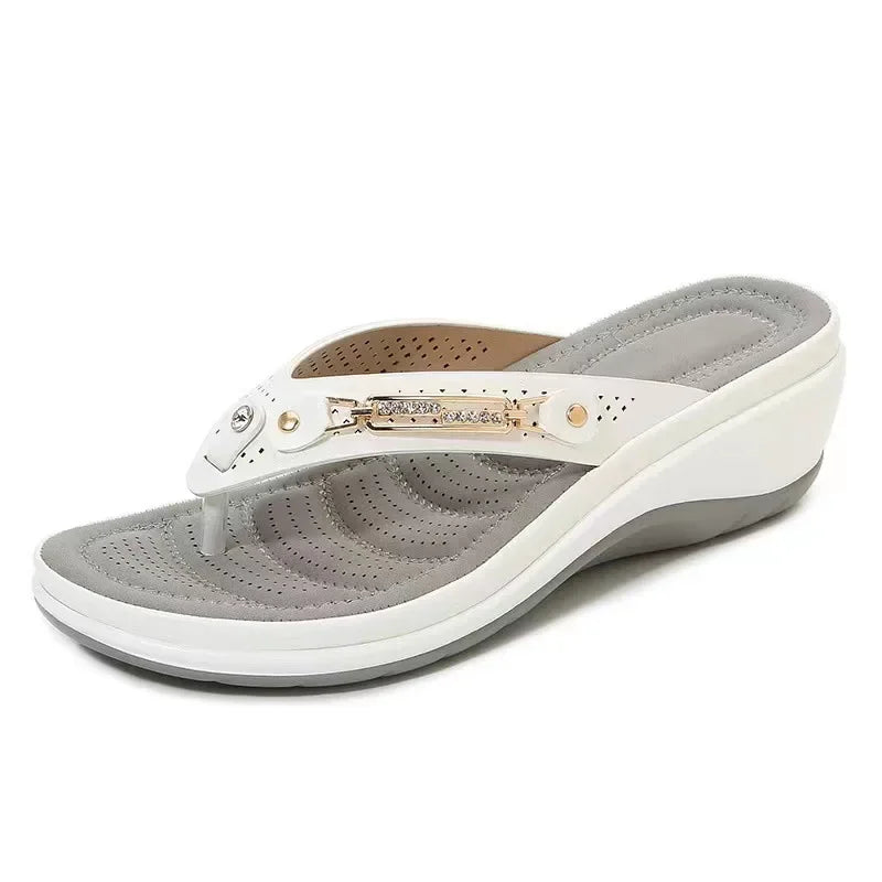 Pantoufles d'été pour femmes, nouvelle mode, boutons métalliques, chaussures compensées, sandales de plage, plateforme extérieure, tongs de loisirs, 2024