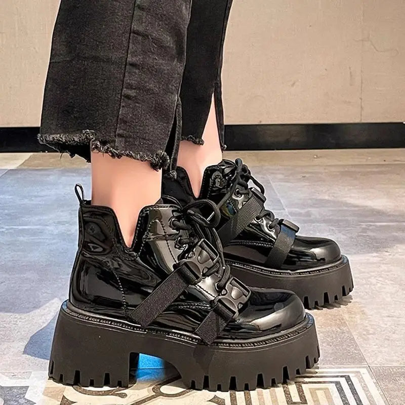 Bottes de moto tendance pour femmes, automne et hiver 2023, nouvelles bottes courtes polyvalentes à semelle épaisse et design tendance