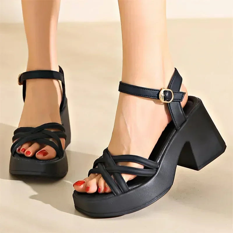 2024 neue Mode Sommer Offene Runde Kappe Unten Schnalle Flacher Mund Lässig Dicken Hohen Absatz Große frauen Sandalen 35-42