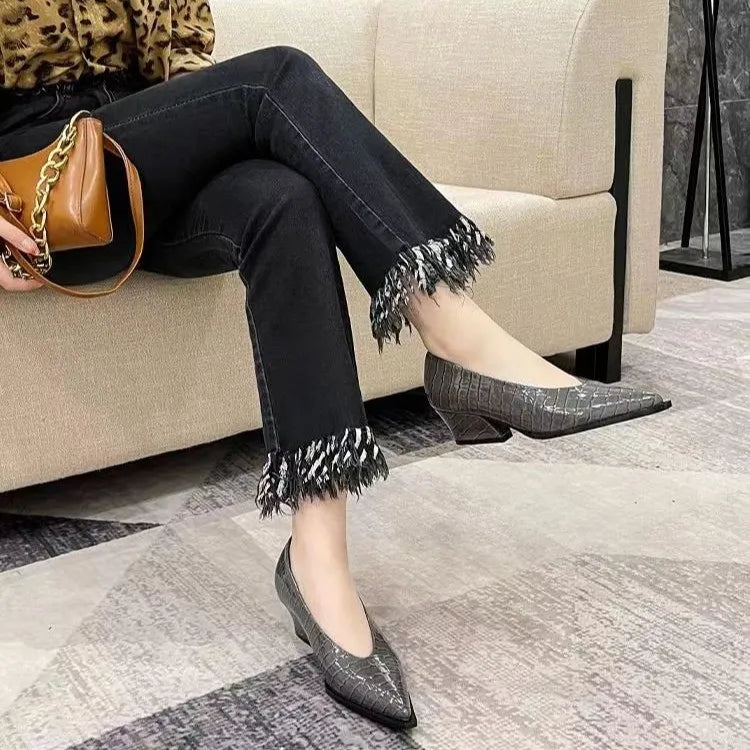 2023 Fall and Winter Slope Heel Pointed Toe V Mouth Women's Single Shoes Black 4cm Women's Shoes Middle Heel Retro Granny Shoes